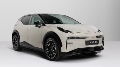 une voiture blanche et noire