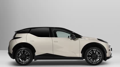 une voiture blanche et noire