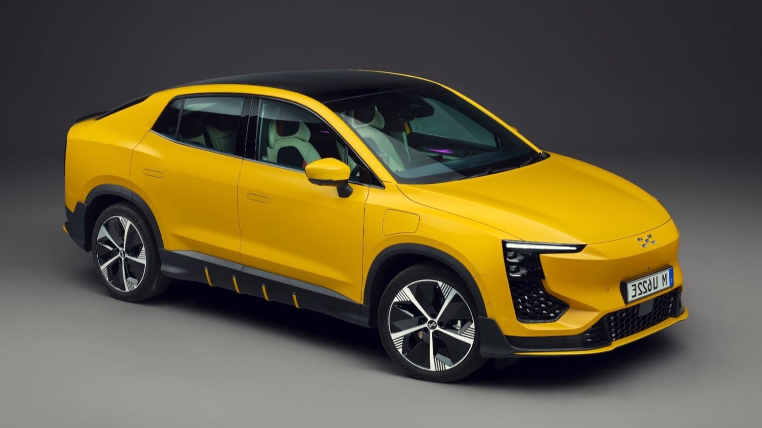 une voiture jaune avec des garnitures noires