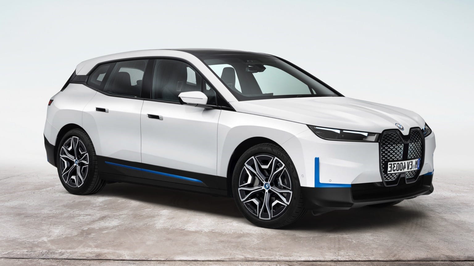 une voiture blanche avec une bande bleue