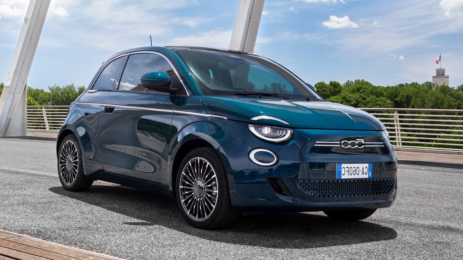 une voiture bleue garée sur une route