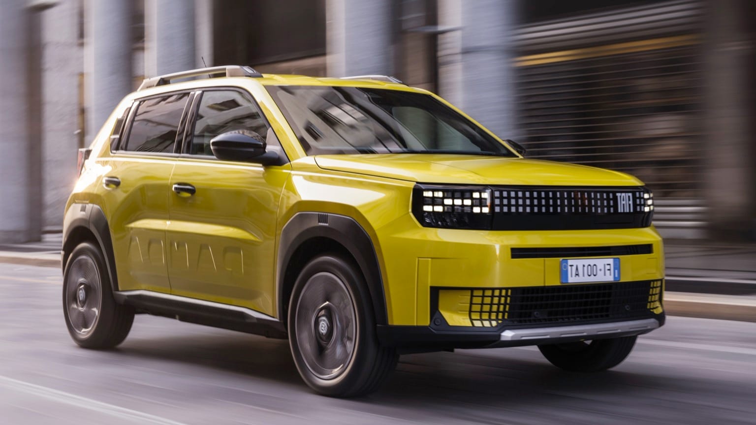 une voiture jaune circulant dans une rue