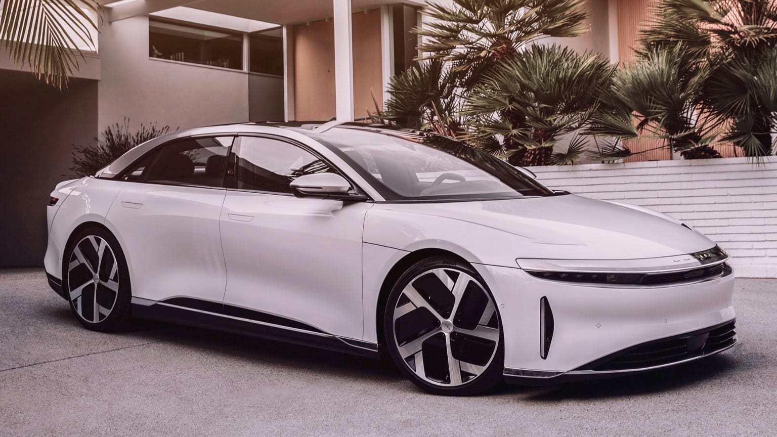 une voiture blanche garée devant un bâtiment