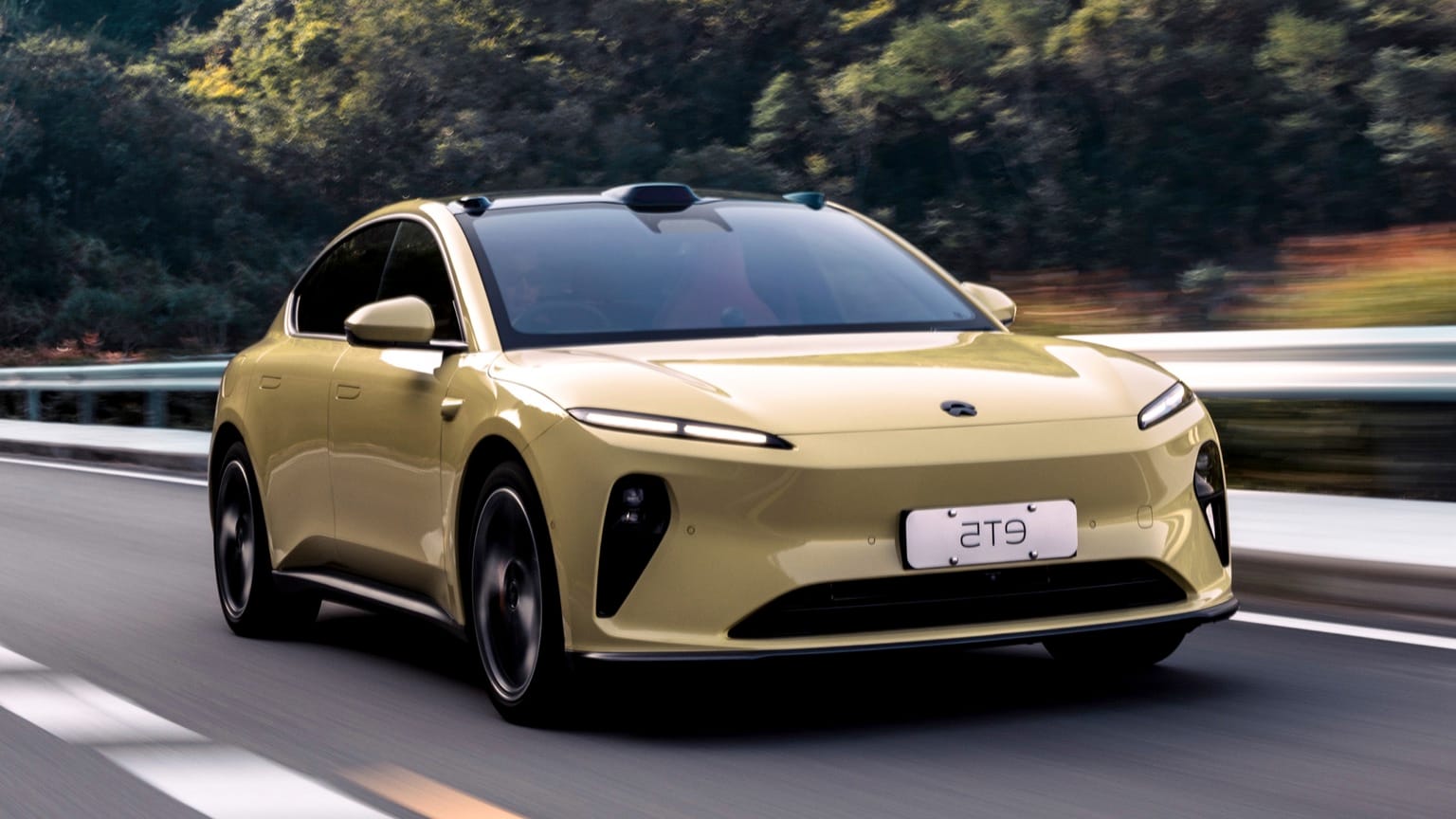 une voiture jaune roulant sur une route