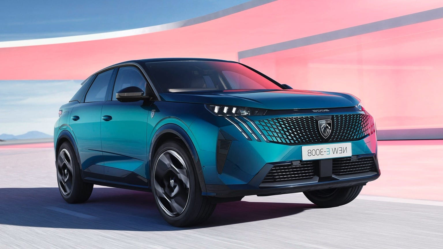 une voiture bleue sur une route