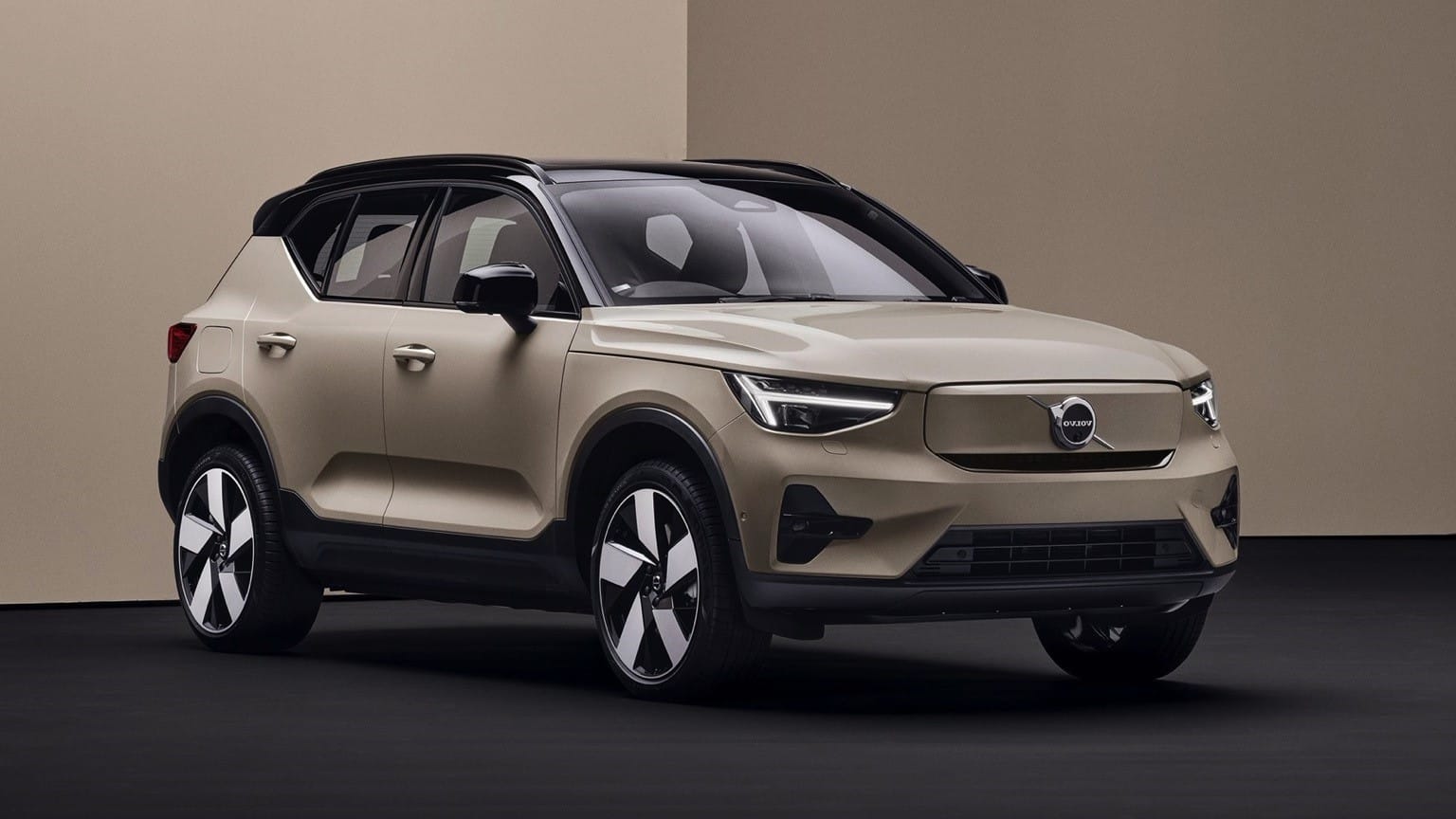un suv beige garé dans une pièce