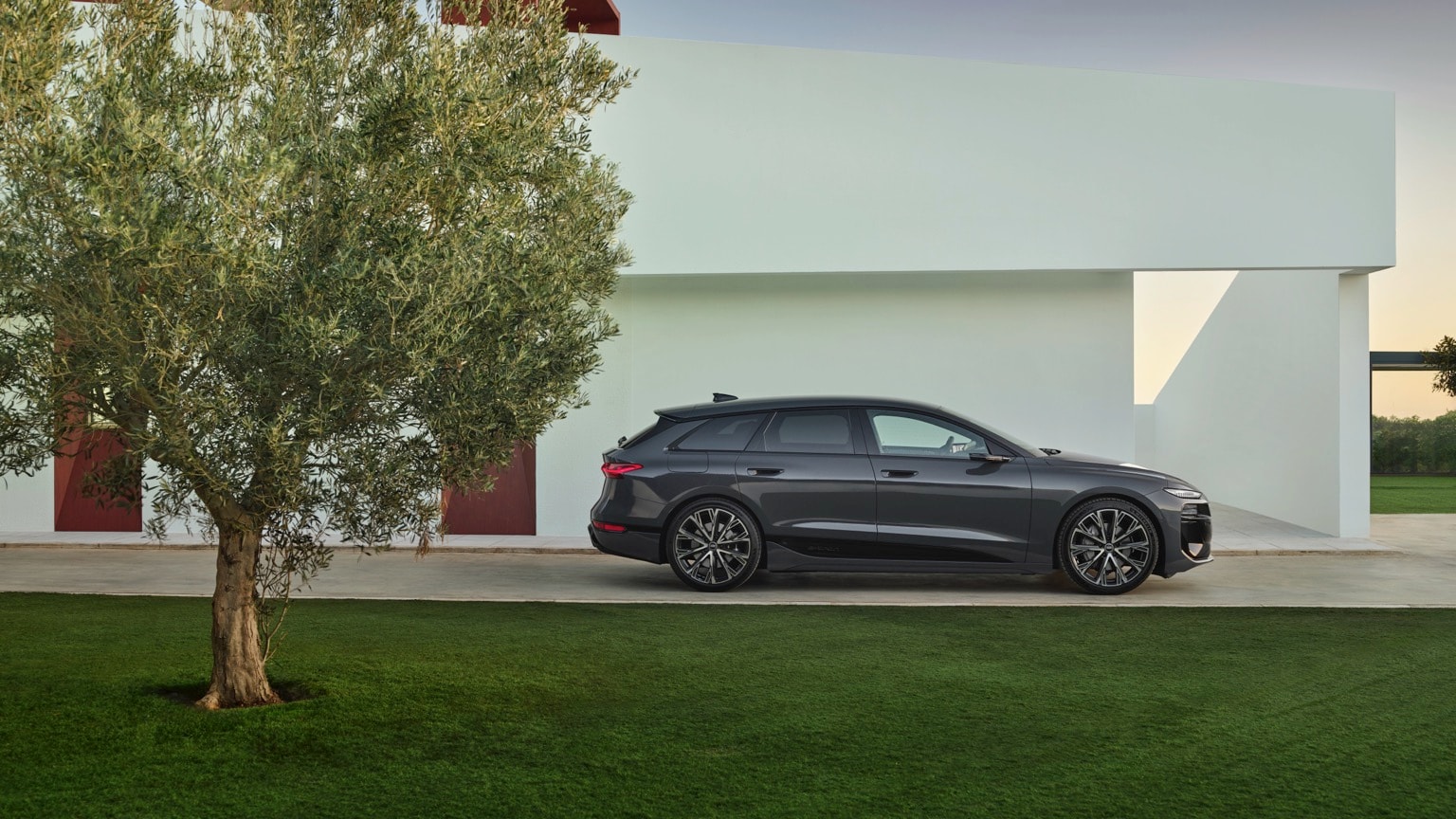 une voiture garée devant un bâtiment