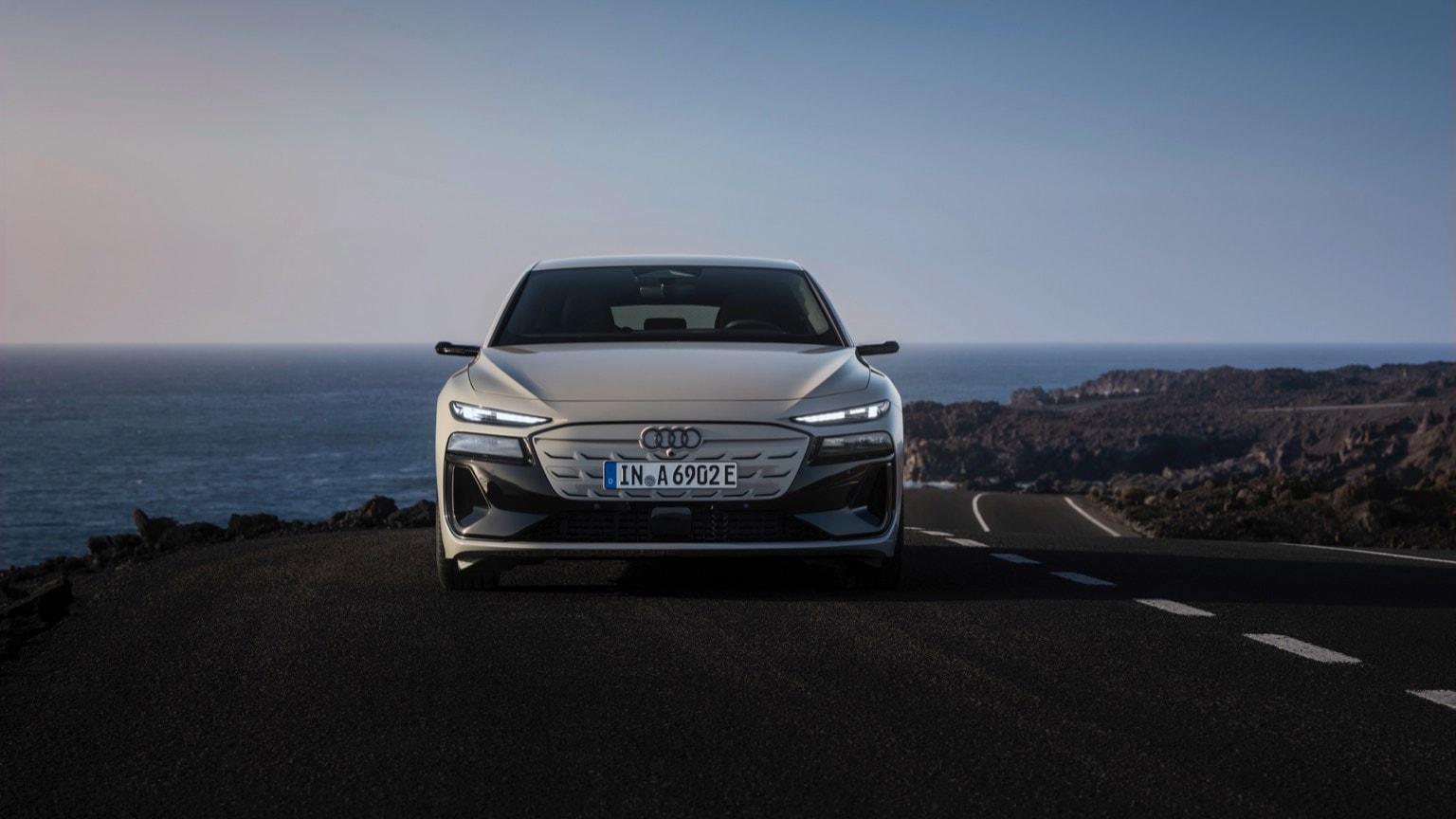 une voiture sur une route
