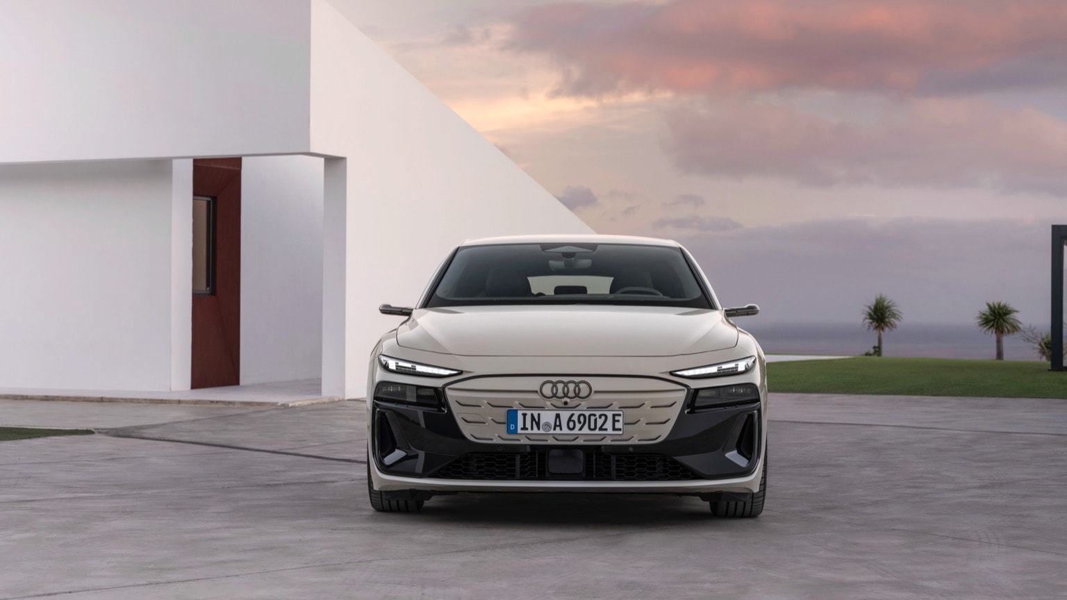 une voiture garée devant un bâtiment