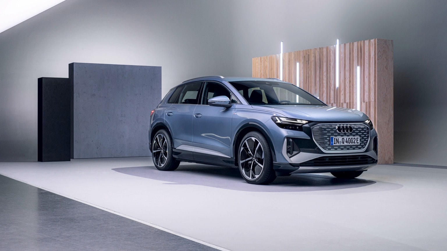 une voiture garée dans une salle d'exposition
