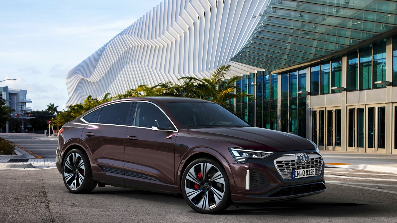 une voiture garée devant un bâtiment