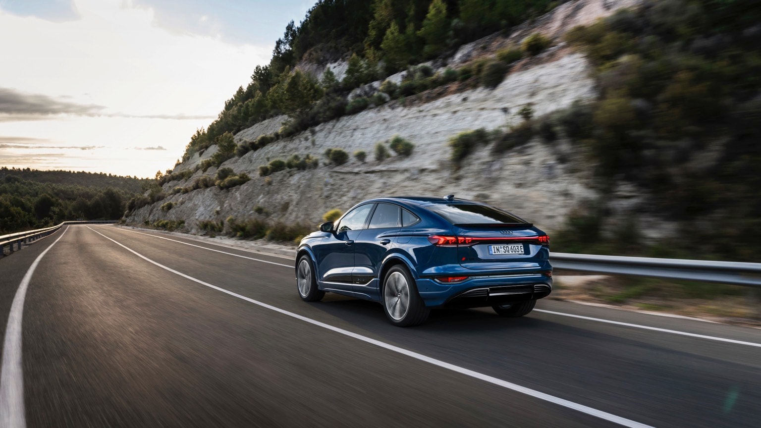 une voiture bleue roulant sur une route