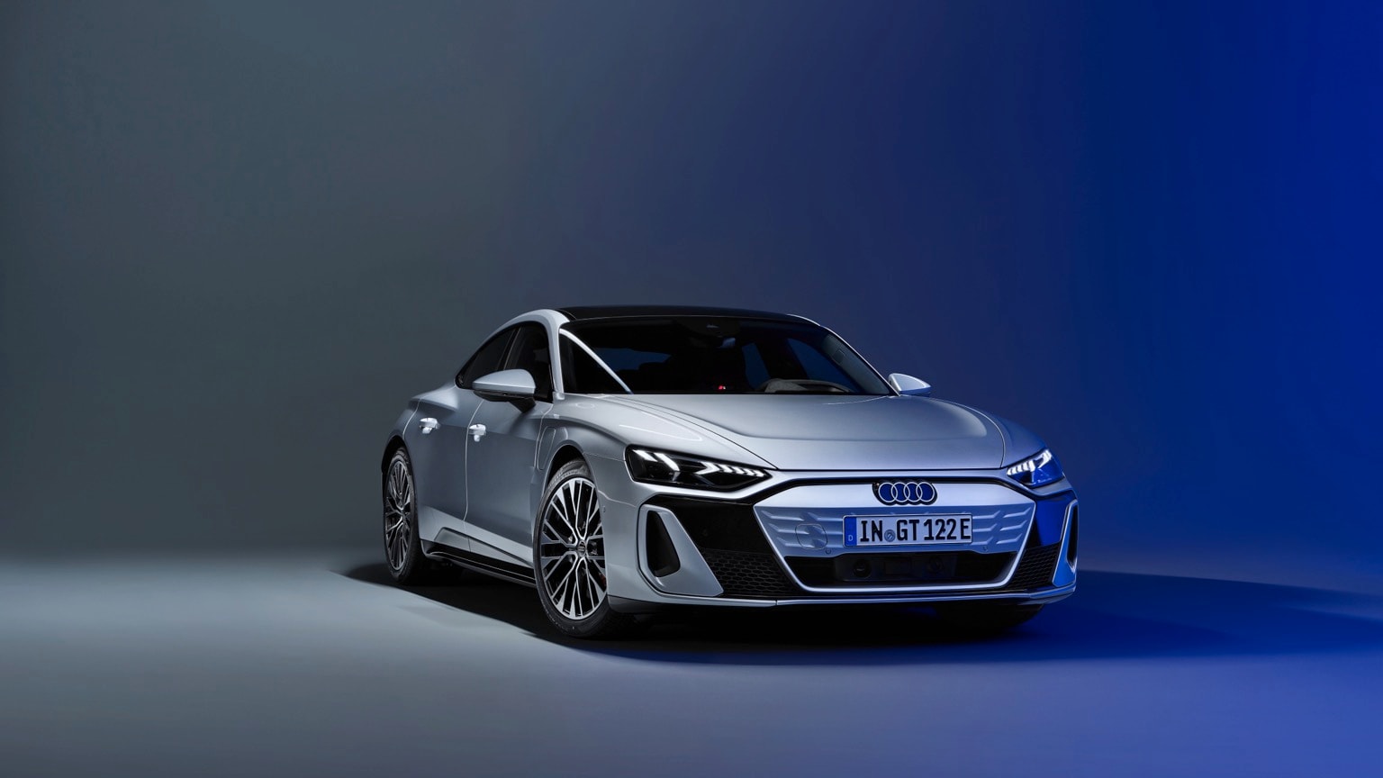 une voiture argentée avec des feux bleus