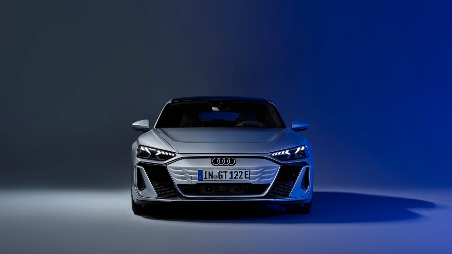 une voiture de sport argentée sur fond bleu