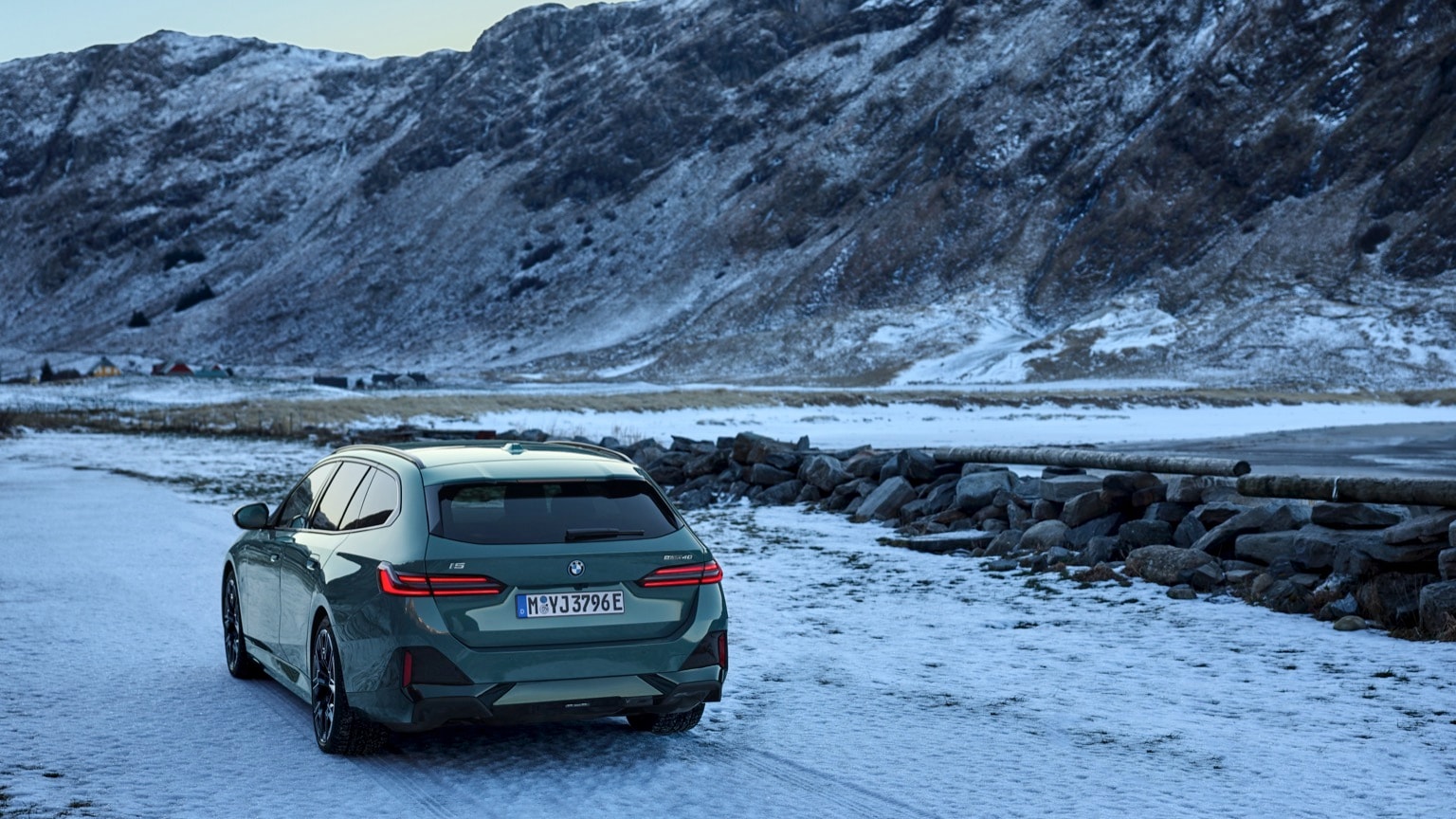 une voiture sur une route enneigée