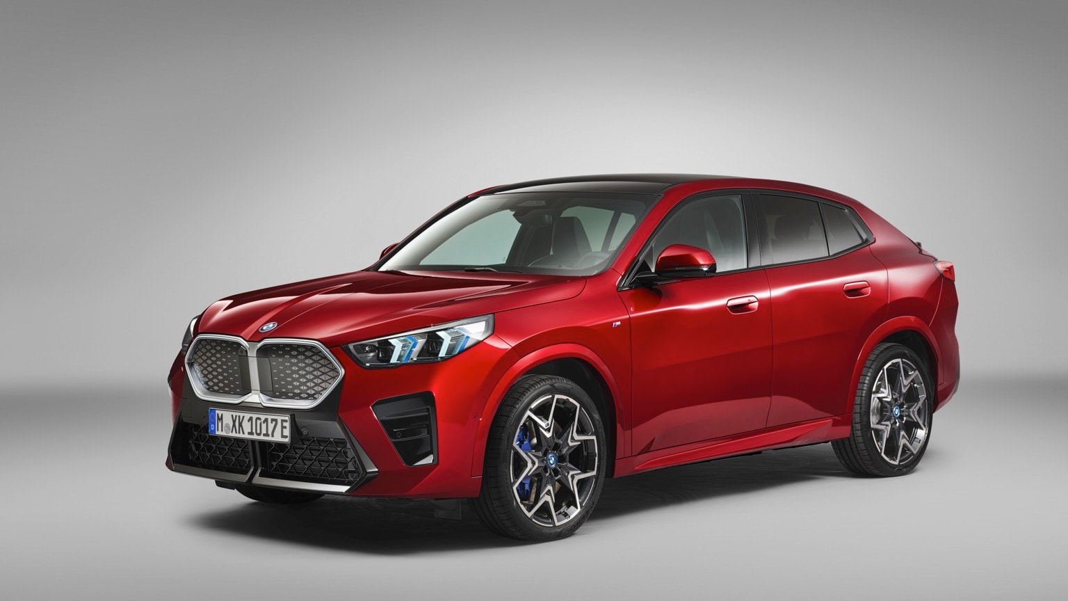 une voiture rouge avec des garnitures noires