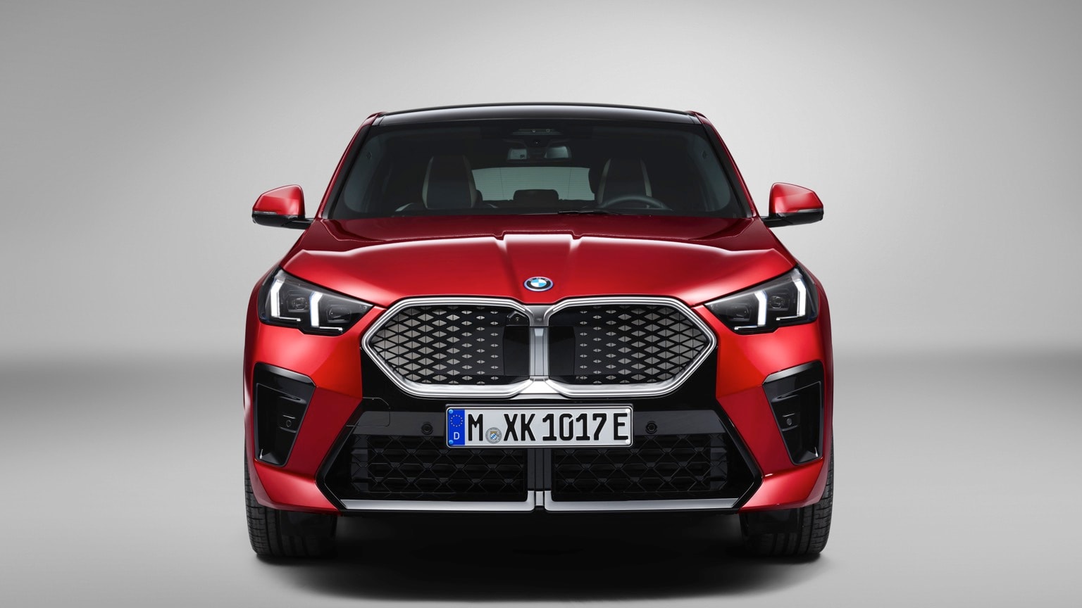 l'avant d'une voiture rouge