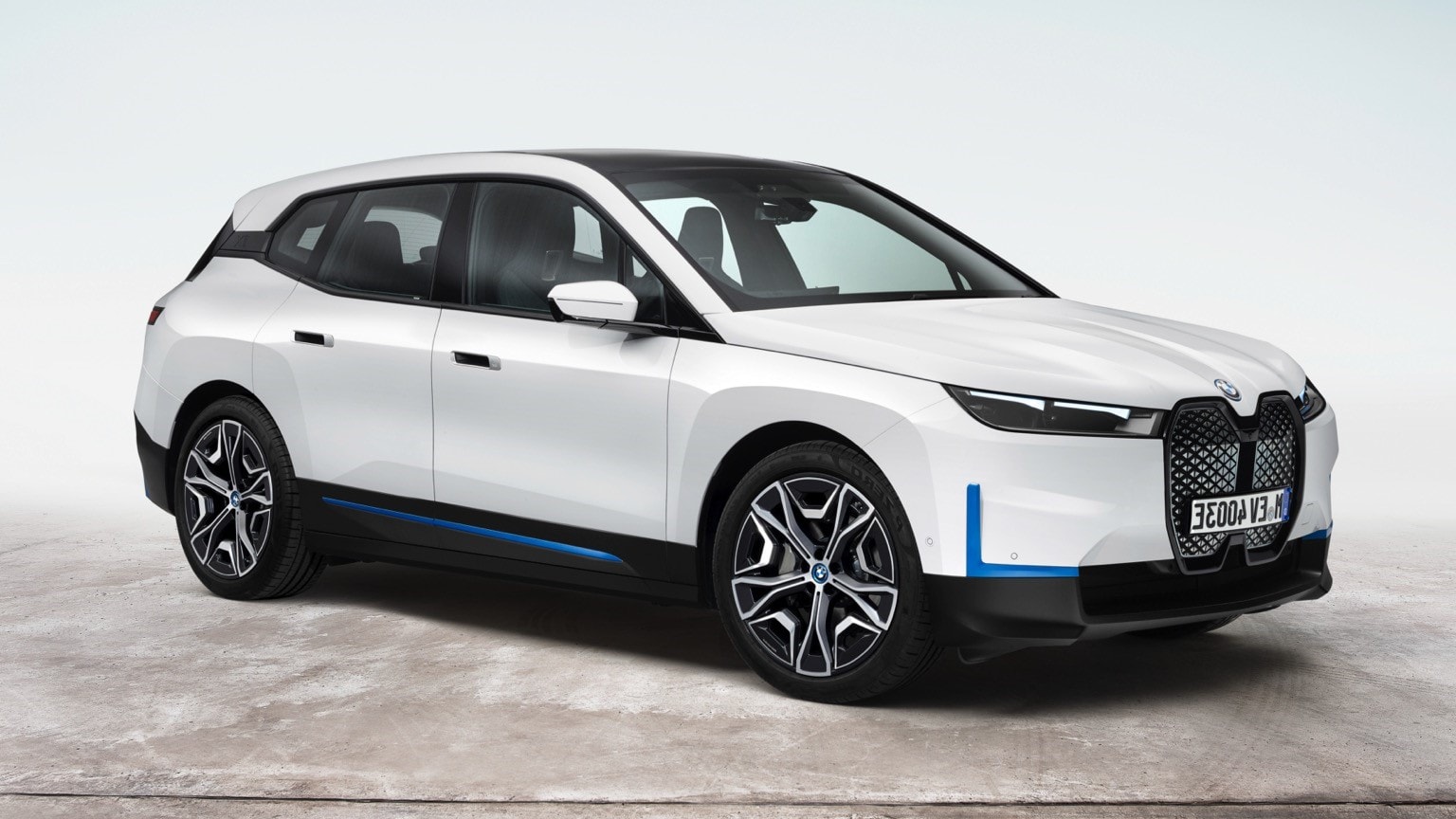 une voiture blanche avec une bande bleue