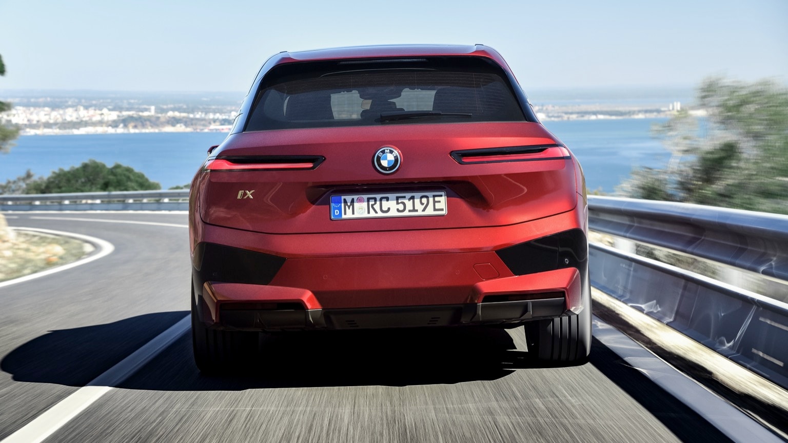 une voiture rouge sur une route