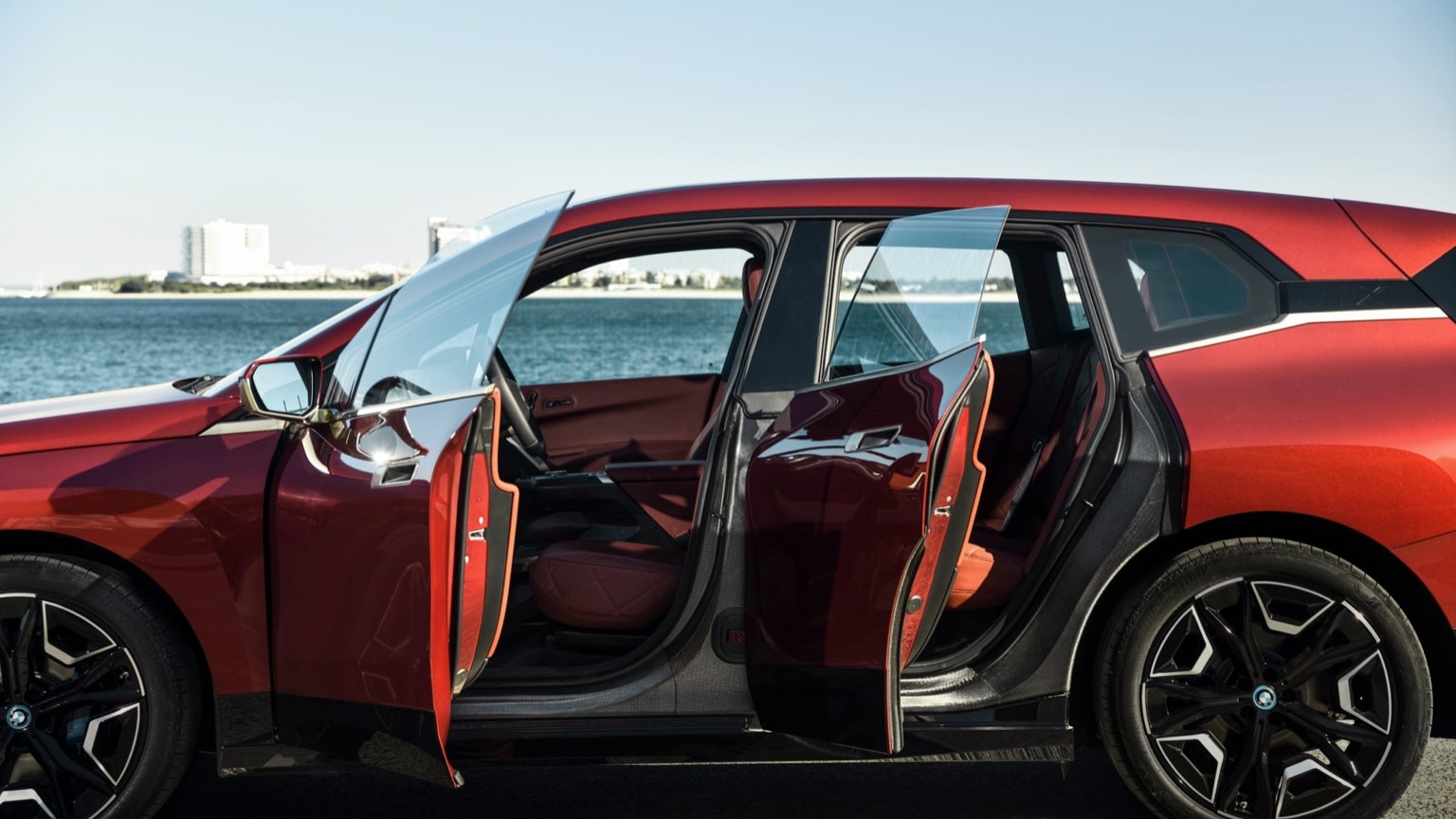 une voiture avec la porte ouverte