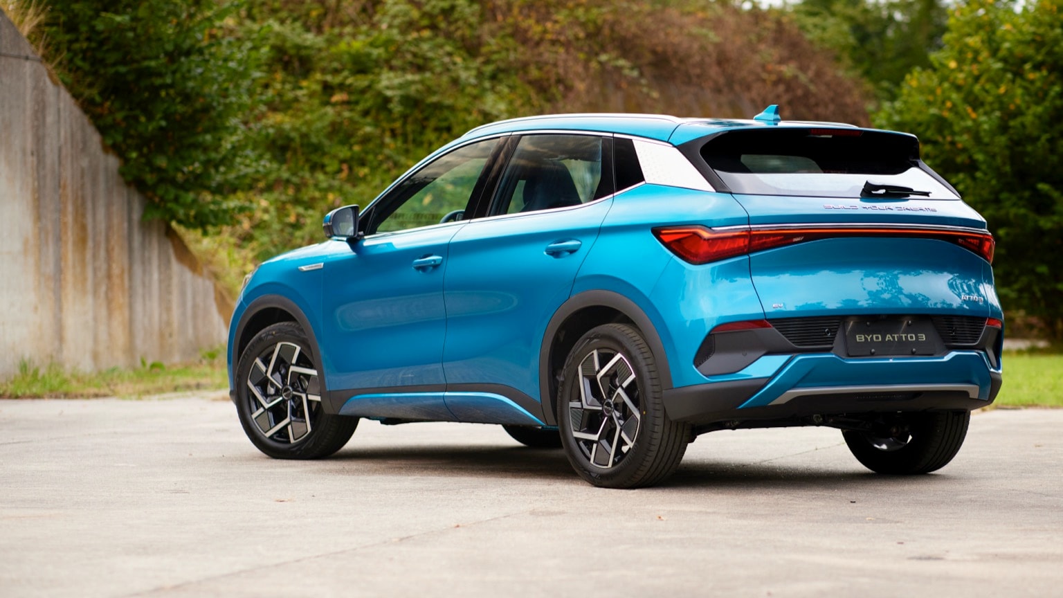 une voiture bleue garée sur du béton