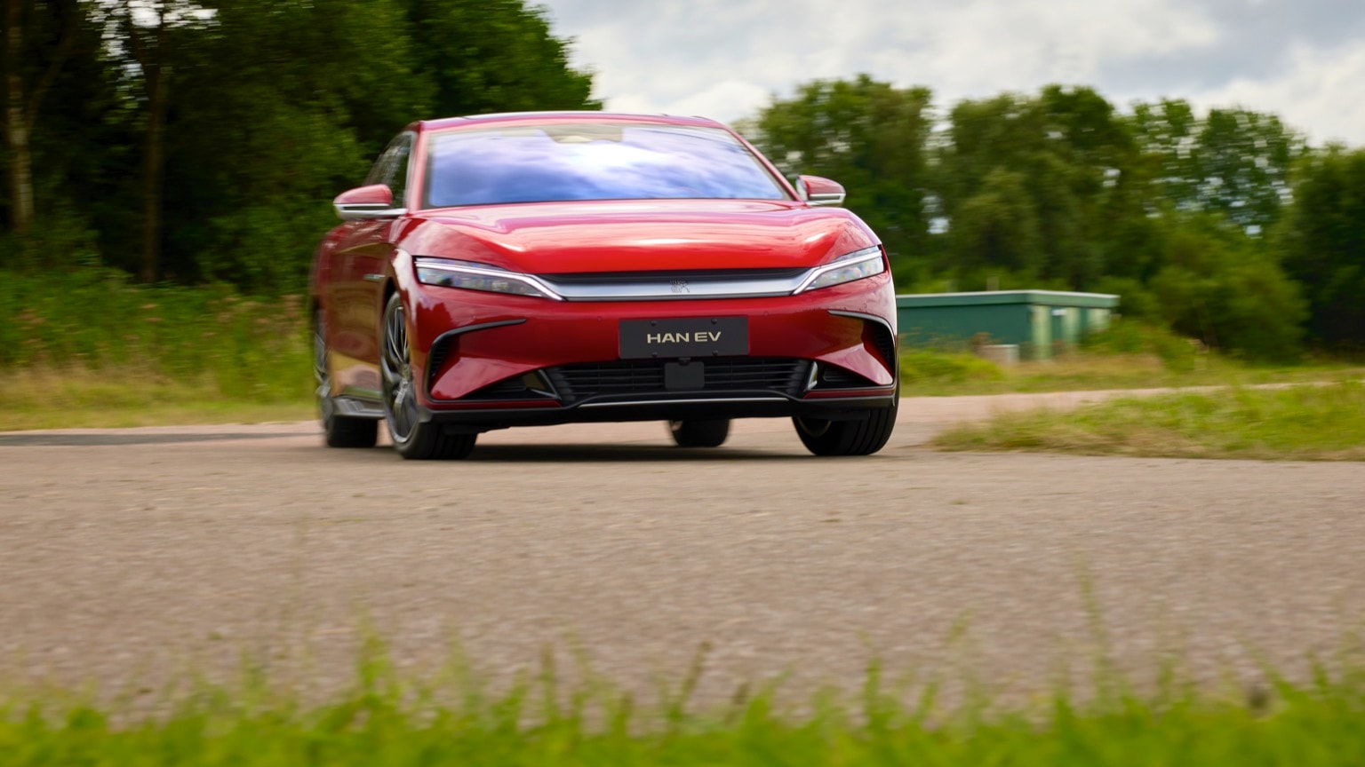 une voiture rouge sur une route