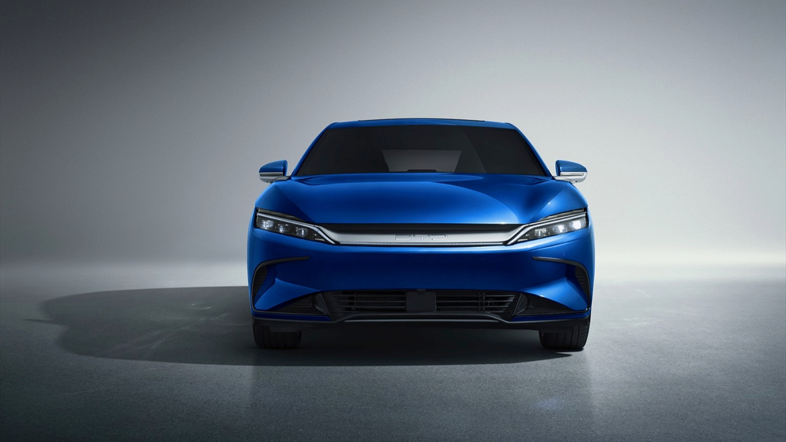 une voiture bleue avec son pare-chocs avant et ses feux