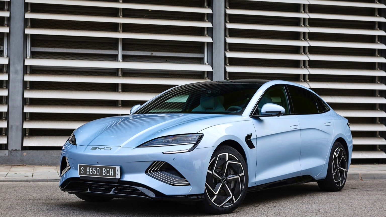 une voiture bleue garée devant un bâtiment