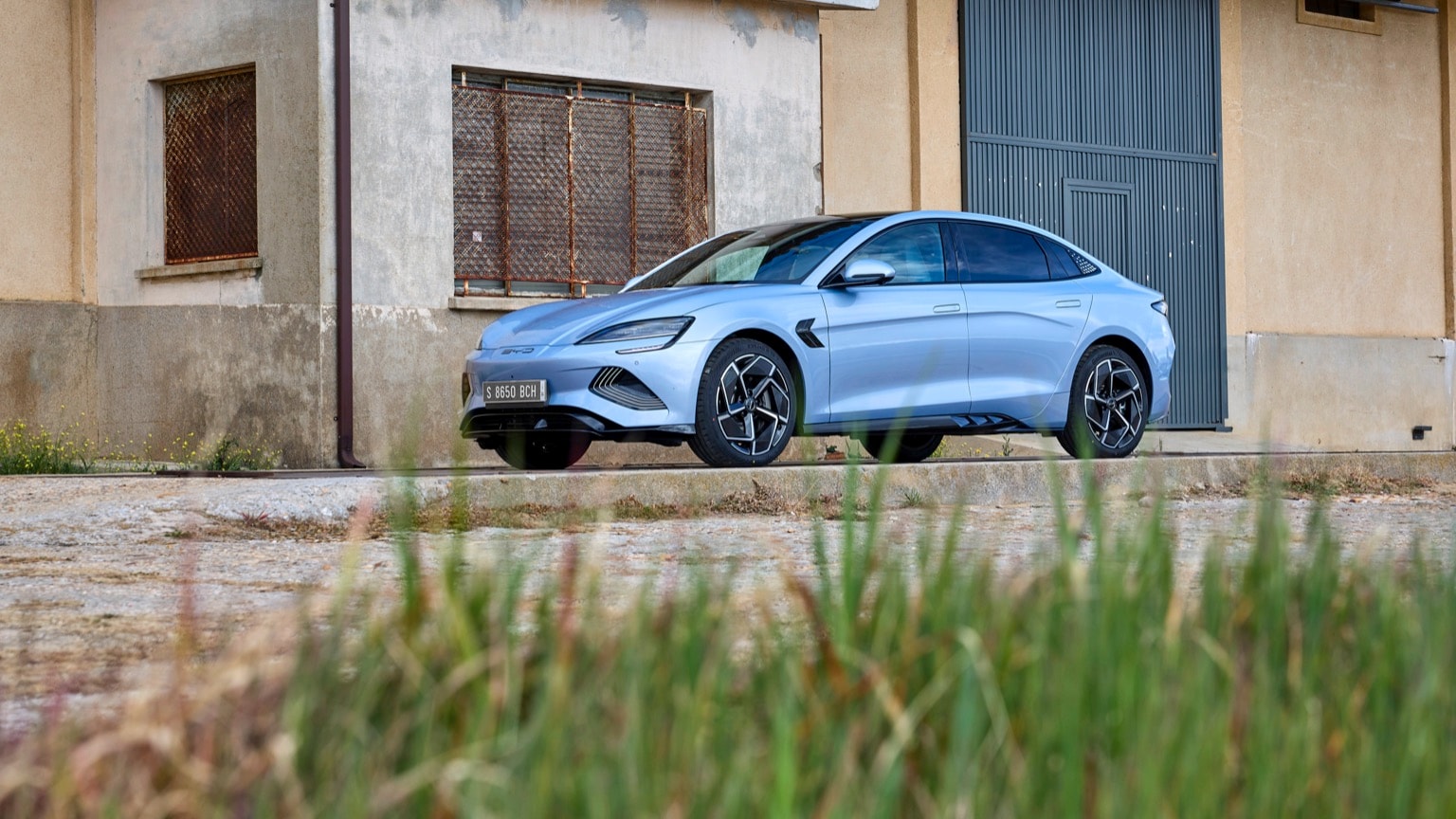 une voiture bleue garée devant un bâtiment