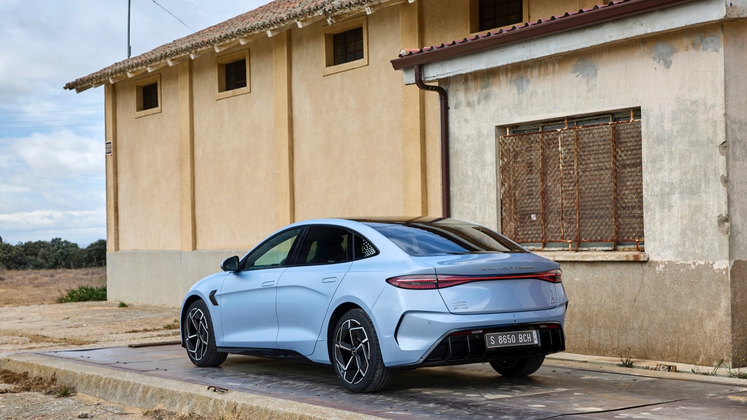 une voiture bleue garée devant un bâtiment