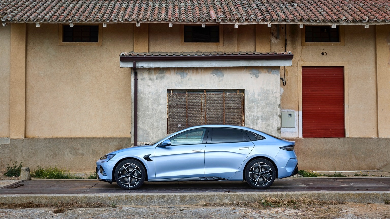 une voiture bleue garée devant un bâtiment