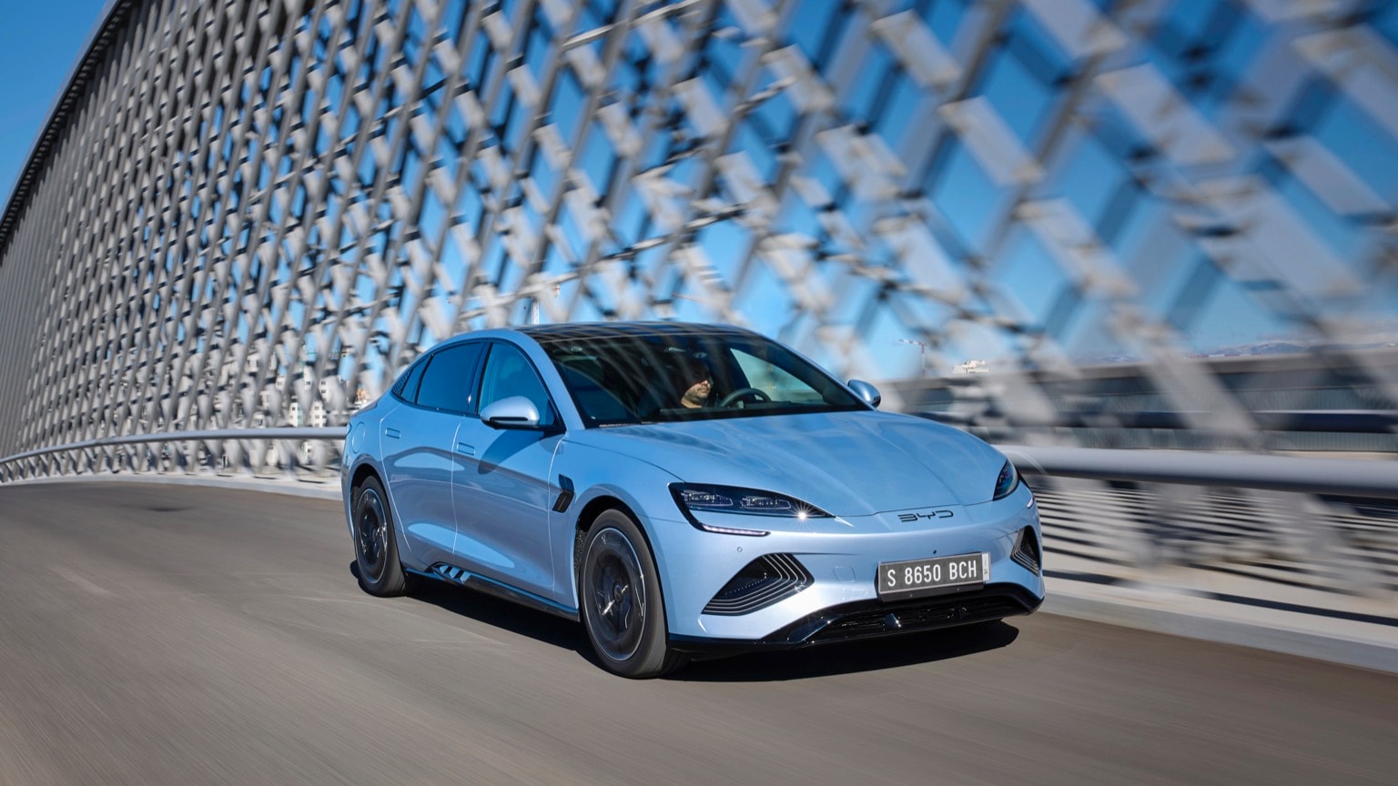 une voiture bleue roulant sur une route