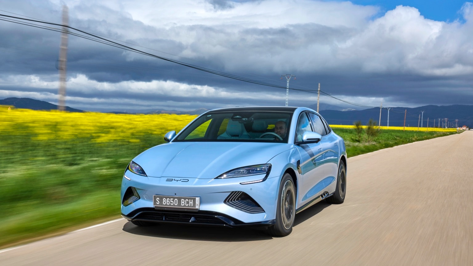 une voiture bleue sur une route