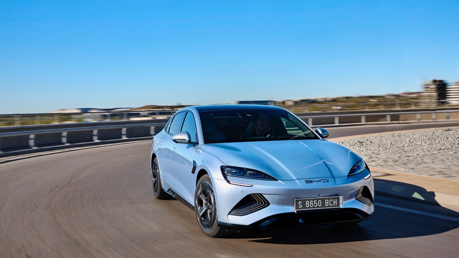 une voiture roulant sur une route