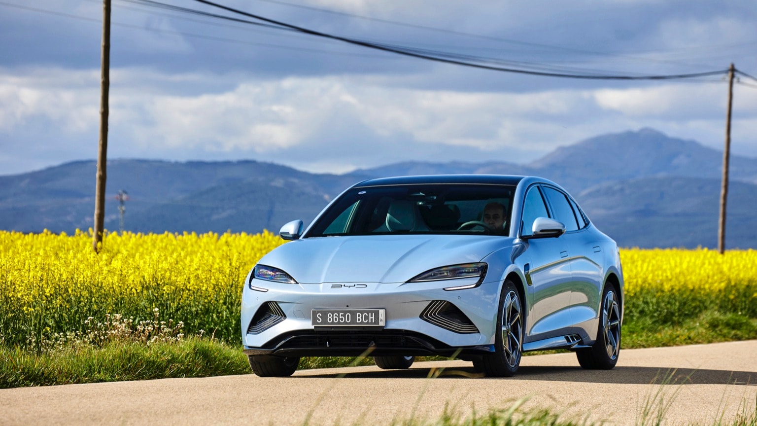 une voiture sur une route