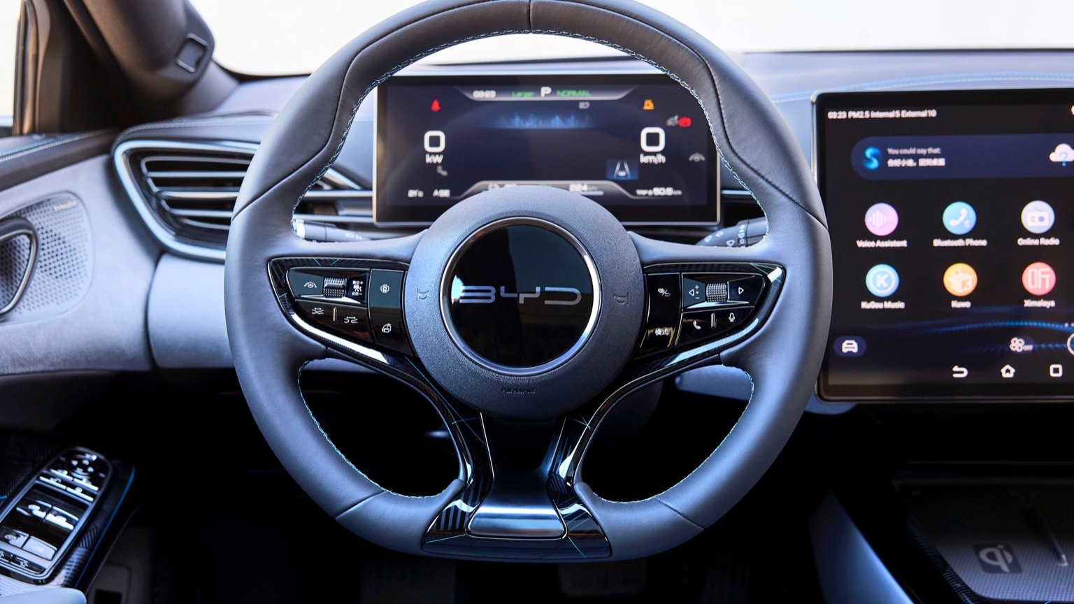 le volant et un téléphone à l'avant d'une voiture