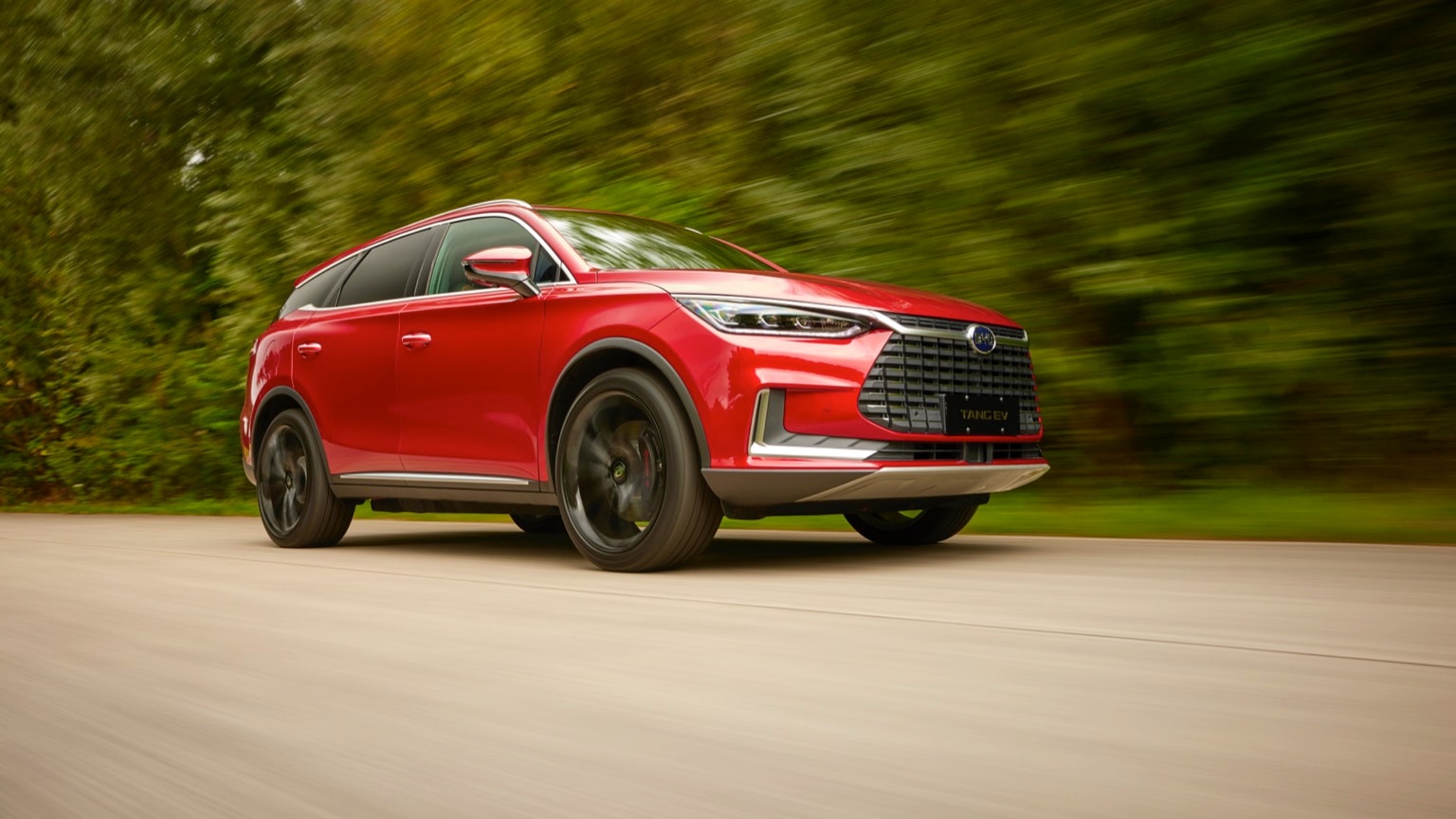une voiture rouge sur une route