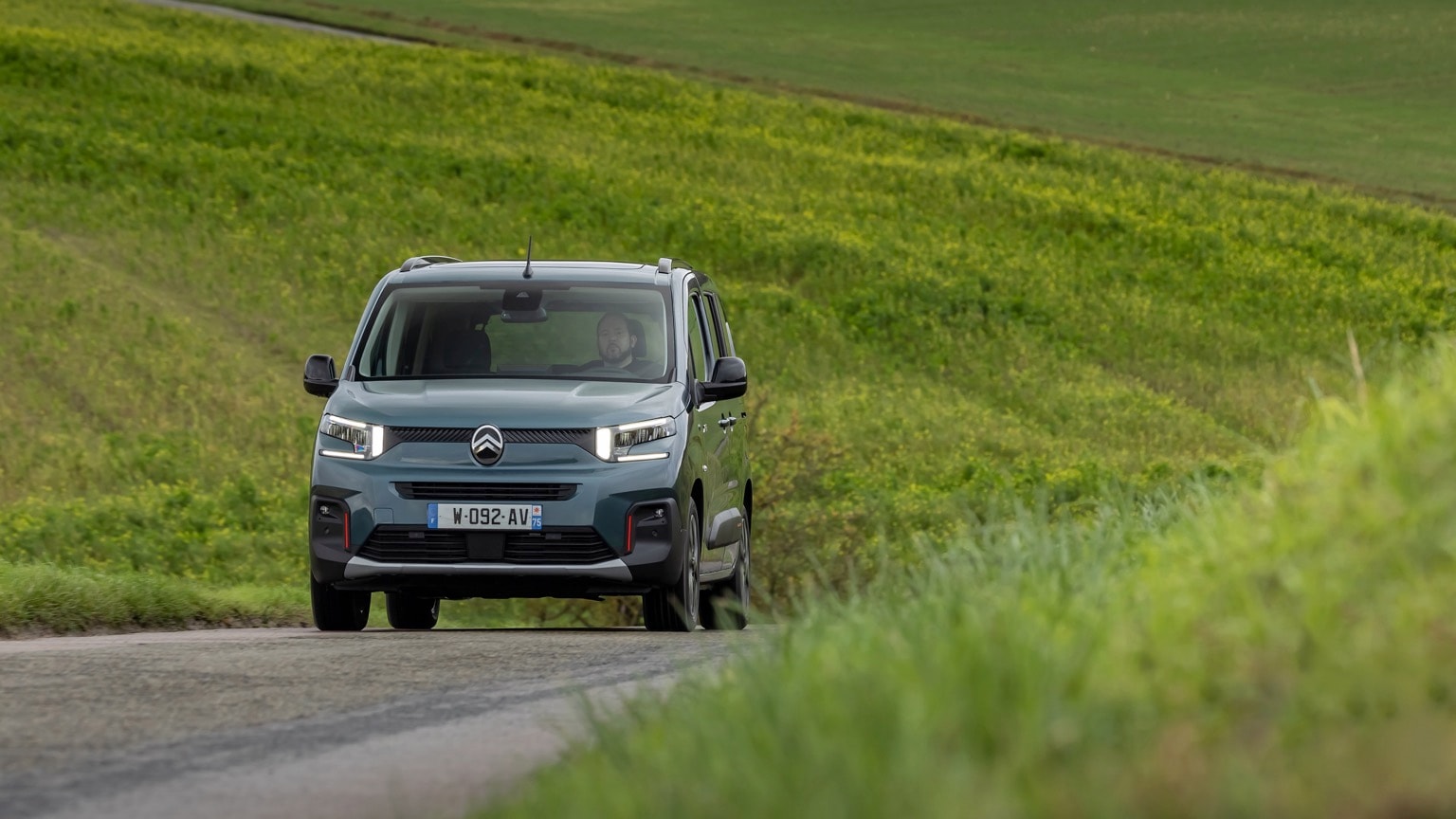 une voiture roulant sur une route