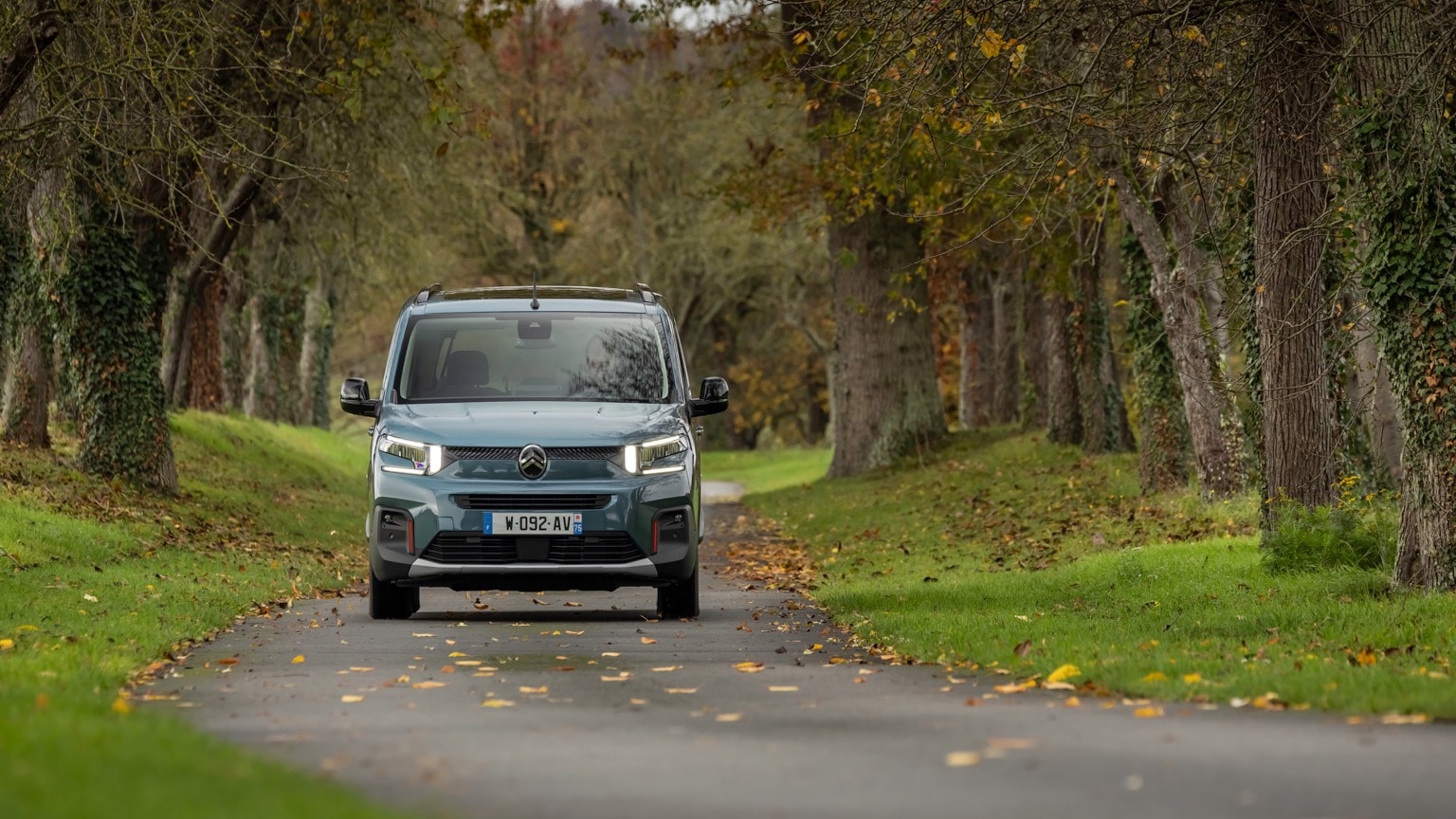 une voiture sur une route