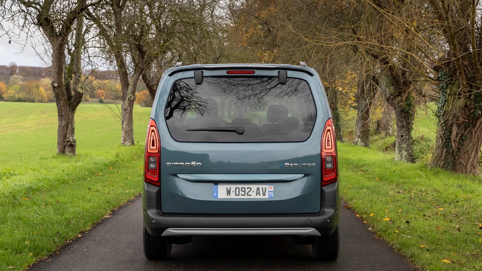 une voiture sur une route