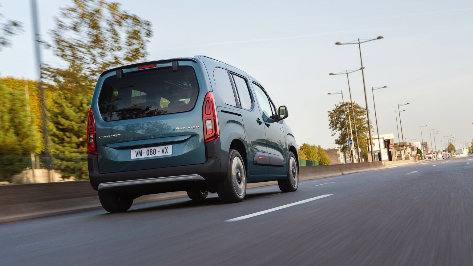 une voiture sur la route
