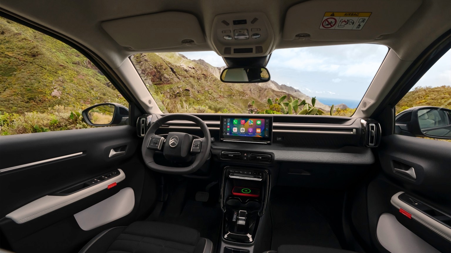à l'intérieur d'une voiture avec vue sur les montagnes et un paysage