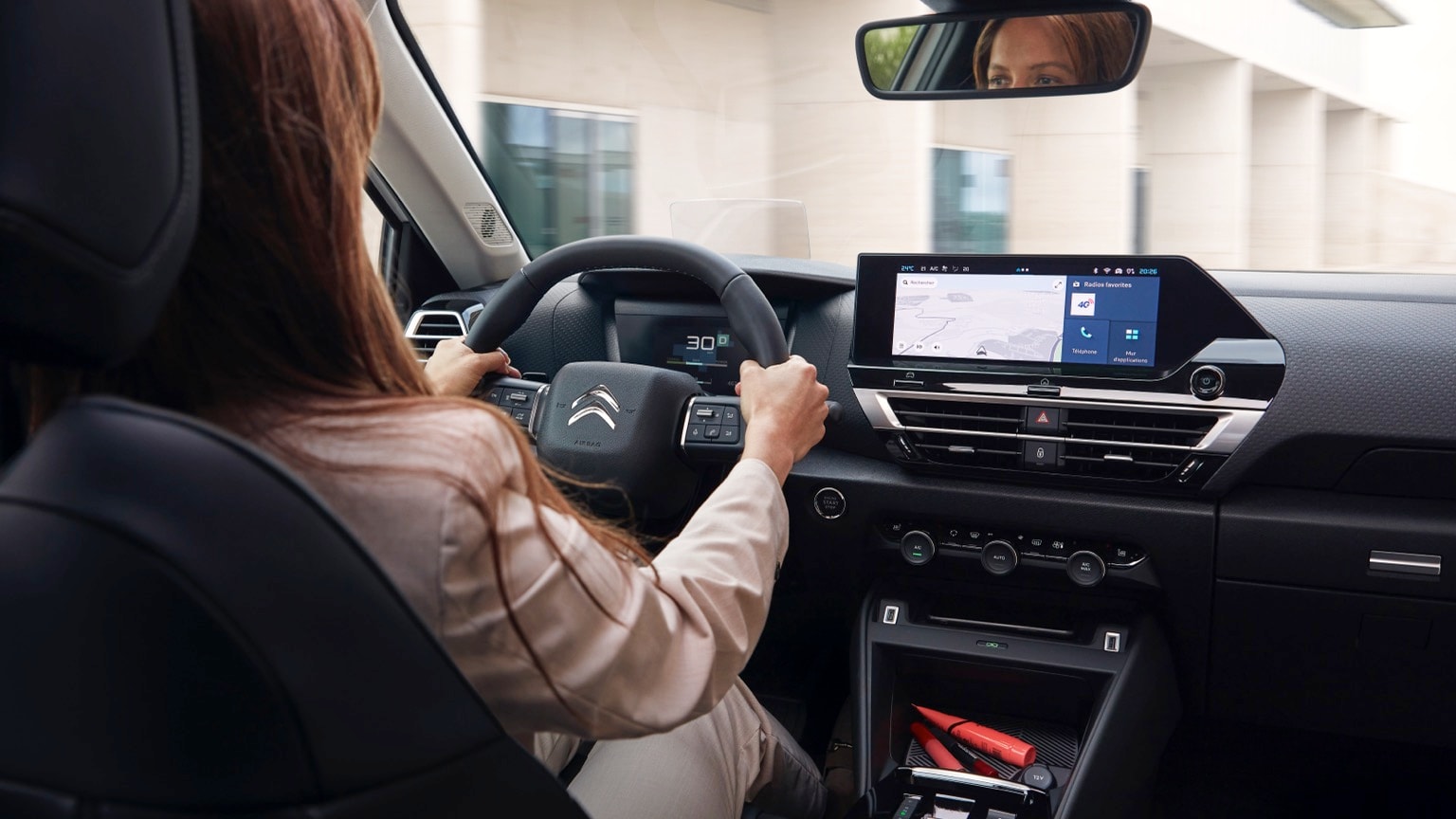 une femme conduisant une voiture