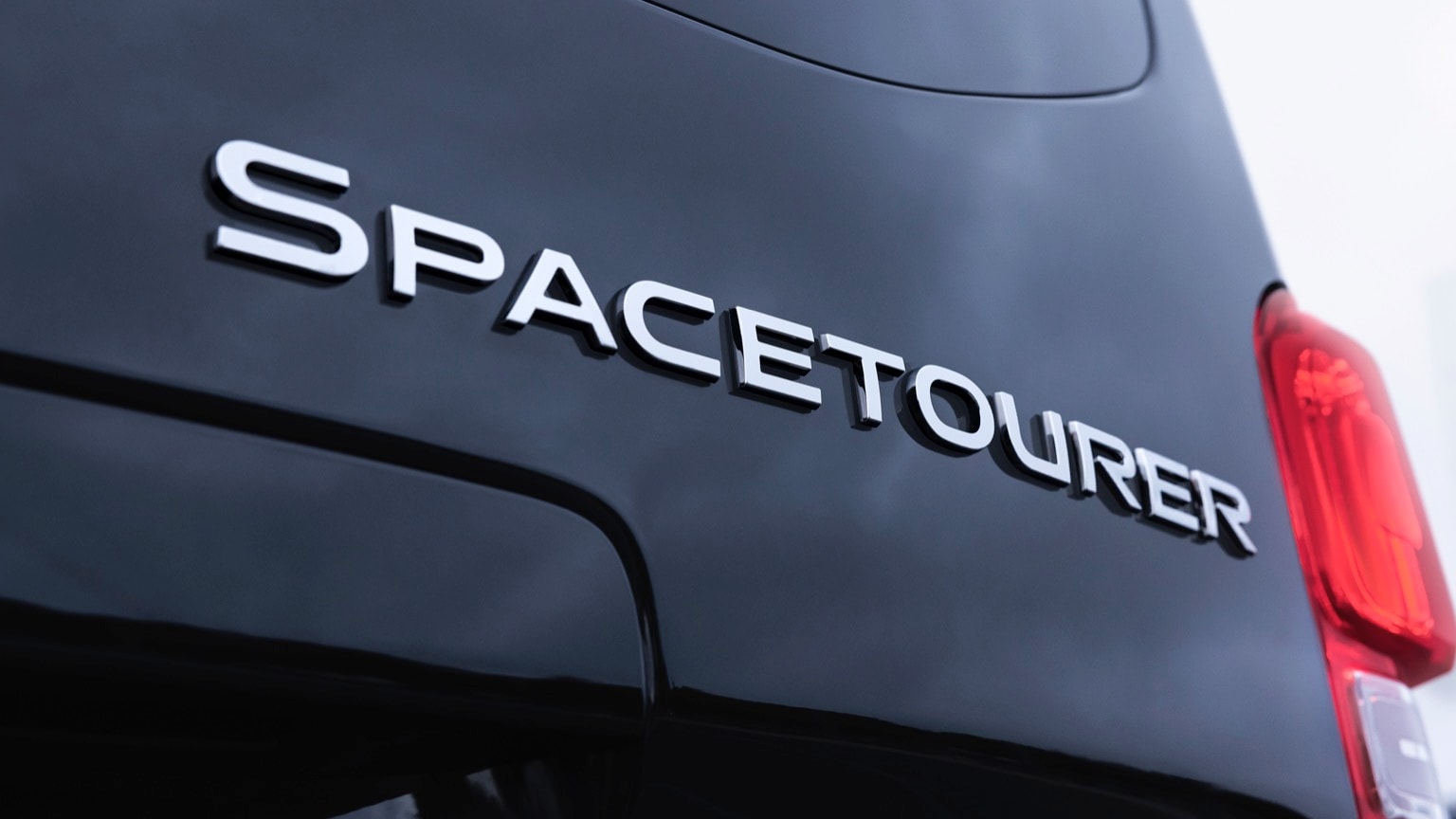un gros plan d'une voiture