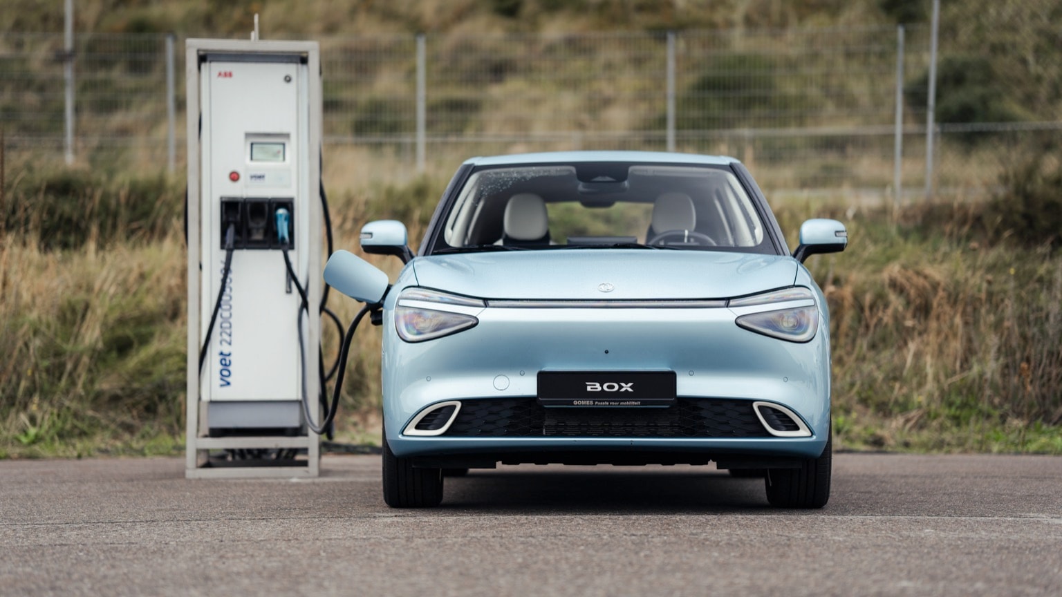 une voiture à une station de recharge