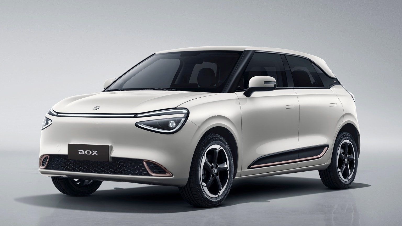 une voiture blanche avec des garnitures noires avec l'Arboretum de Holden en arrière-plan