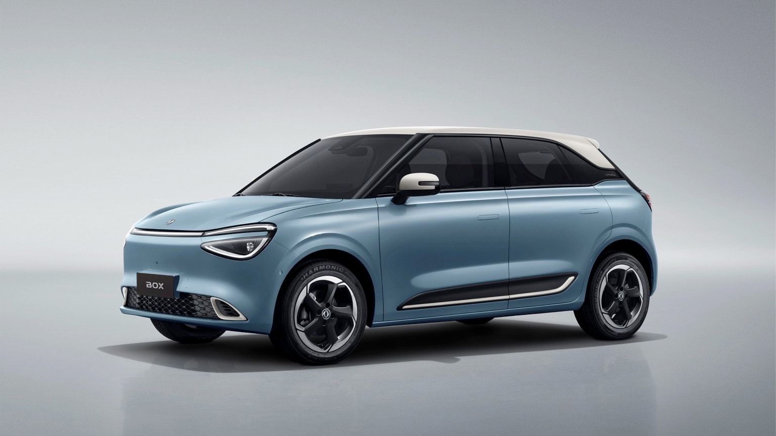 une voiture bleue avec un toit blanc