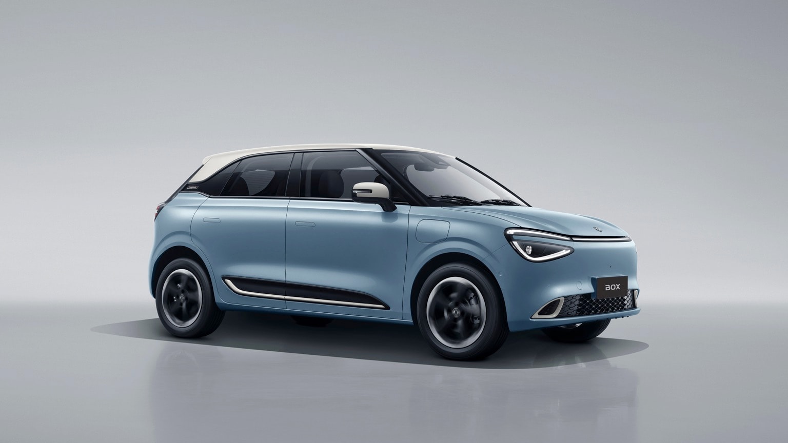 une voiture bleue avec un toit blanc