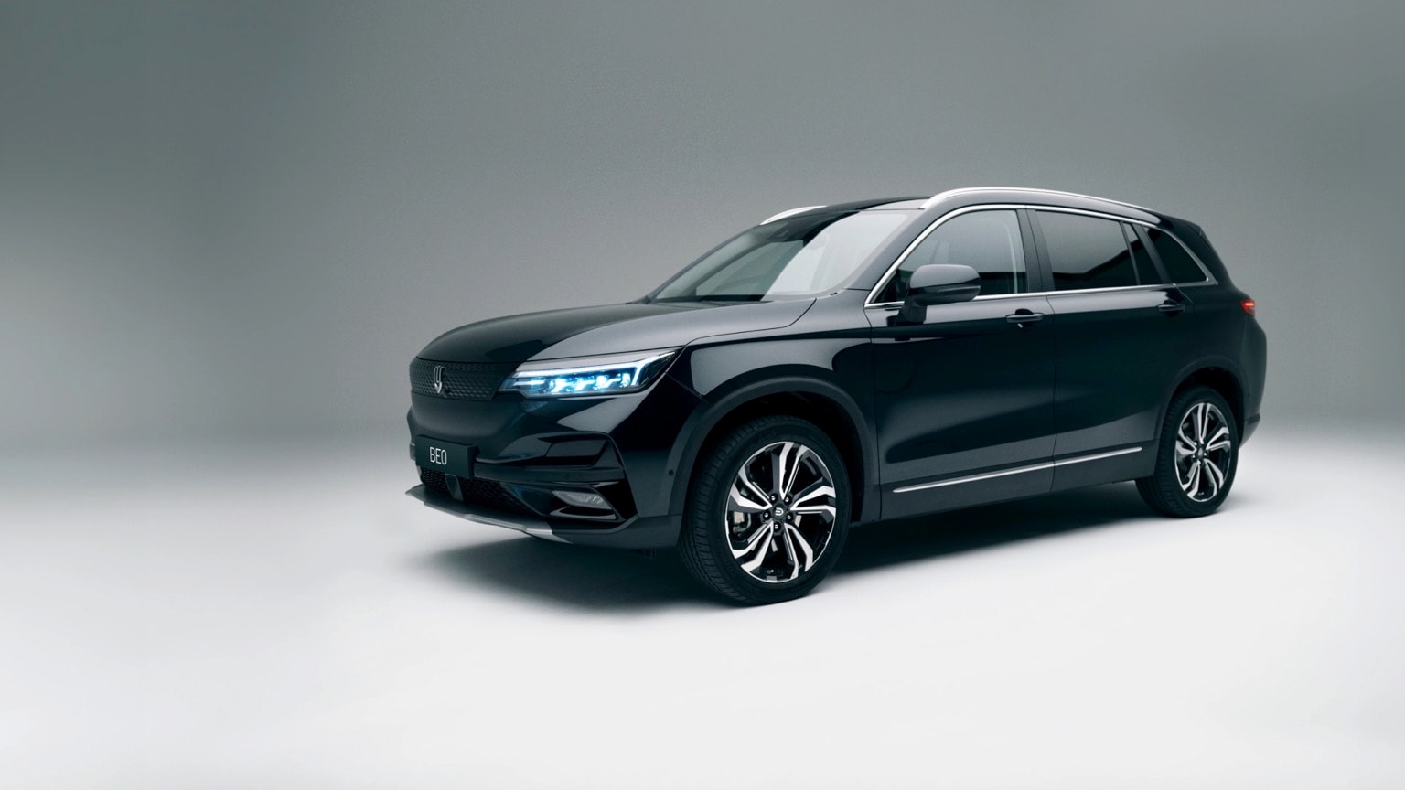 une voiture noire avec des feux bleus