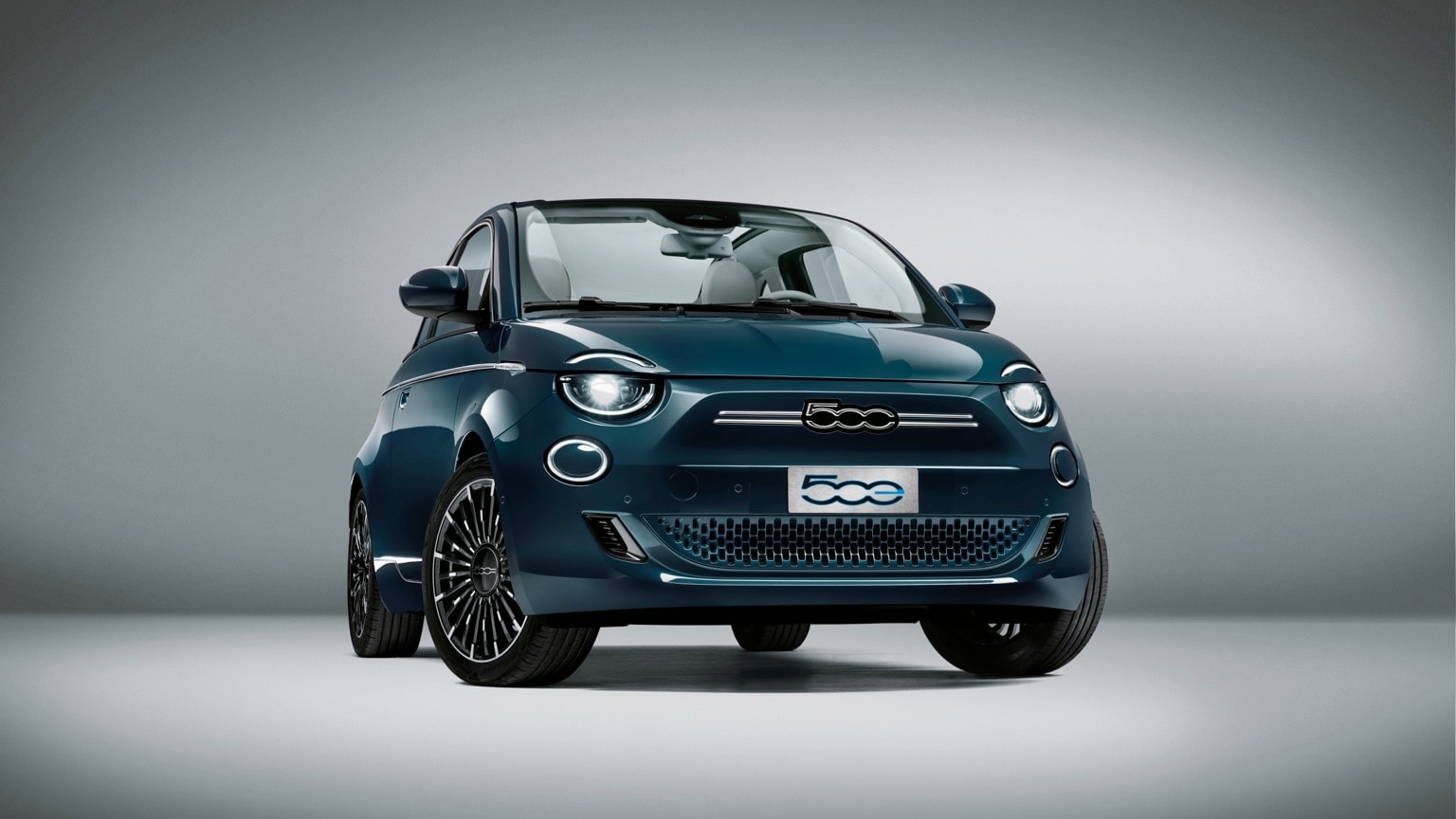 une voiture bleue sur fond blanc